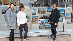 Zur Ausstellungser&ouml;ffnung hie&szlig;en B&uuml;rgermeister Markus Ackermann und Anna Ro&szlig;mann (links) vom Kultur- und Tourismusb&uuml;ro die Fotografin Sandra Bayer willkommen.