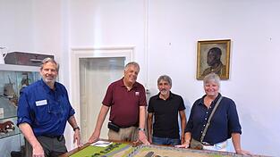 Mike Funk, Jim Leggette, Museumsleiter Michael Kerscher und Michelle Amos (v.l.) vor dem Modell des Stalag VII A im Moosburger Museum. Mike Funk, Jim Leggette, Museumsleiter Michael Kerscher und Michelle Amos (v.l.) vor dem Modell des Stalag VII A im Moosburger Museum.