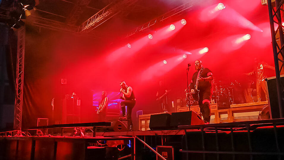 Die Rammstein-Coverband Stahlzeit begeisterte beim Campus Open Air Deggendorfer Fans. Die Rammstein-Coverband Stahlzeit begeisterte beim Campus Open Air Deggendorfer Fans.