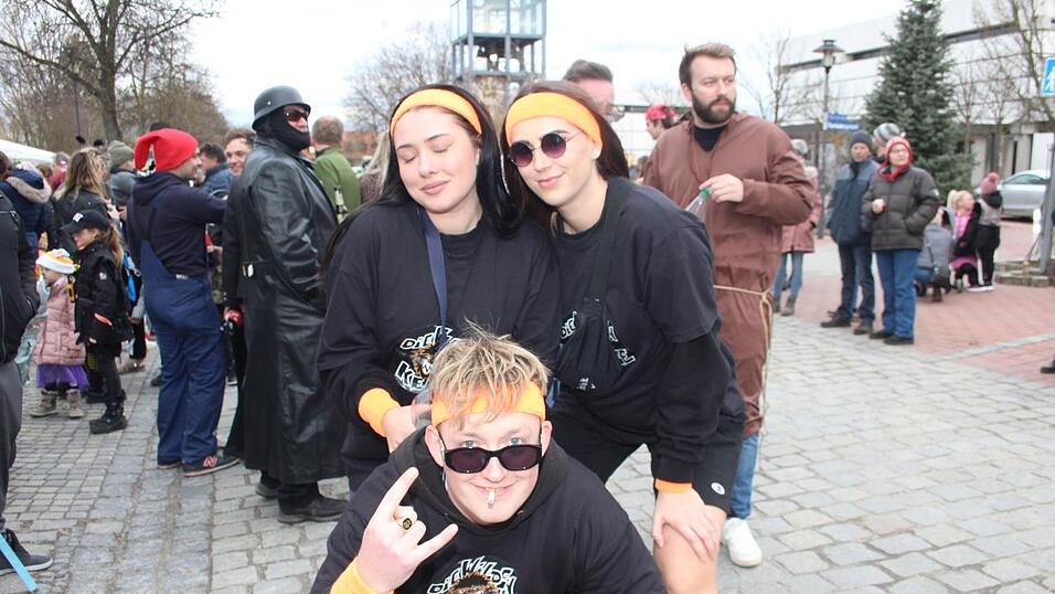 Viele Faschings-Fans haben sich am Samstag den Umzug in Langenbach angesehen. Viele Faschings-Fans haben sich am Samstag den Umzug in Langenbach angesehen.