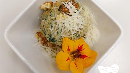 Die Knödel müssen 20 Minuten im Wasser ziehen. 