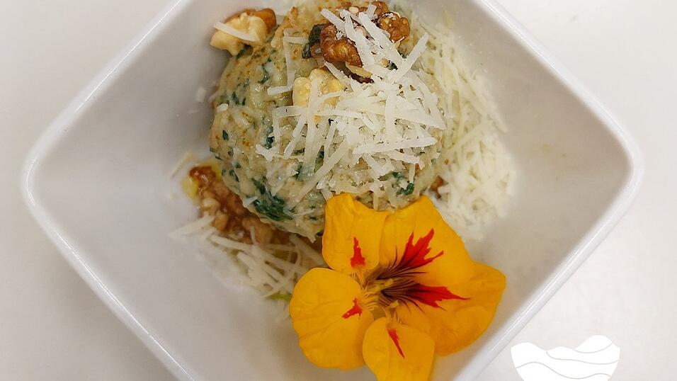 Die Knödel müssen 20 Minuten im Wasser ziehen. 