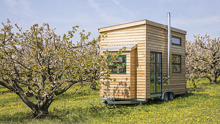 Wohnen im Gr&uuml;nen: Wer ein Tiny House in Deutschland errichten und darin wohnen will, sollte einige Regeln beachten und die rechtlichen Grundlagen kennen.