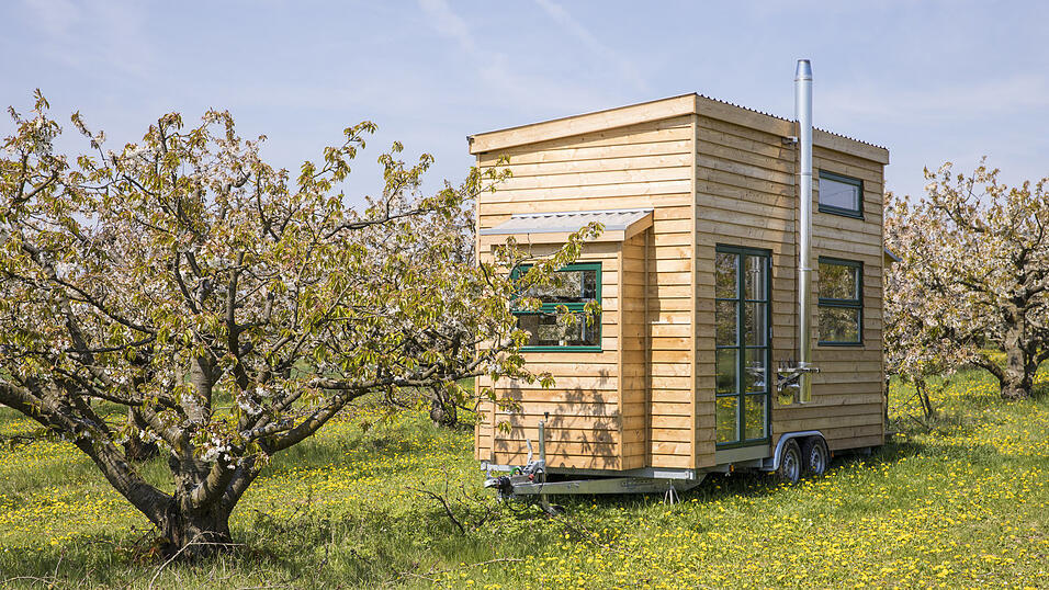 Wohnen im Grünen: Wer ein Tiny House in Deutschland errichten und darin wohnen will, sollte einige Regeln beachten und die rechtlichen Grundlagen kennen. Wohnen im Grünen: Wer ein Tiny House in Deutschland errichten und darin wohnen will, sollte einige Regeln beachten und die rechtlichen Grundlagen kennen.