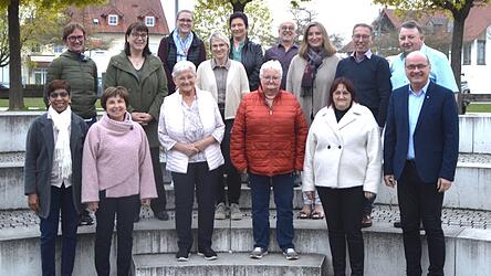 Pfarrer Diermeier (r.) begr&uuml;&szlig;te die Mitglieder des Pfarrgemeinderates Niederaichbach mit Filiale Goldern.
