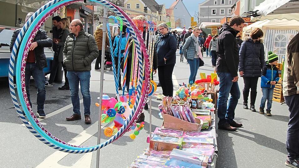 Trotz mancher Lücken gut besucht: der Standmarkt. Trotz mancher Lücken gut besucht: der Standmarkt.