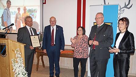 Bei der Überreichung der Urkunde und Medaille: Konrad Weinzierl, Bürgermeister Alois Hamperl, OGV-Vorsitzende Rita Fischer, Landrat Franz Löffler und stellvertretende Bürgermeisterin Christina Wegmann (von links).