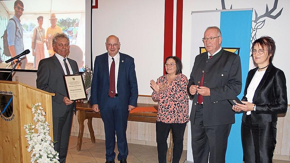 Bei der Überreichung der Urkunde und Medaille: Konrad Weinzierl, Bürgermeister Alois Hamperl, OGV-Vorsitzende Rita Fischer, Landrat Franz Löffler und stellvertretende Bürgermeisterin Christina Wegmann (von links).
