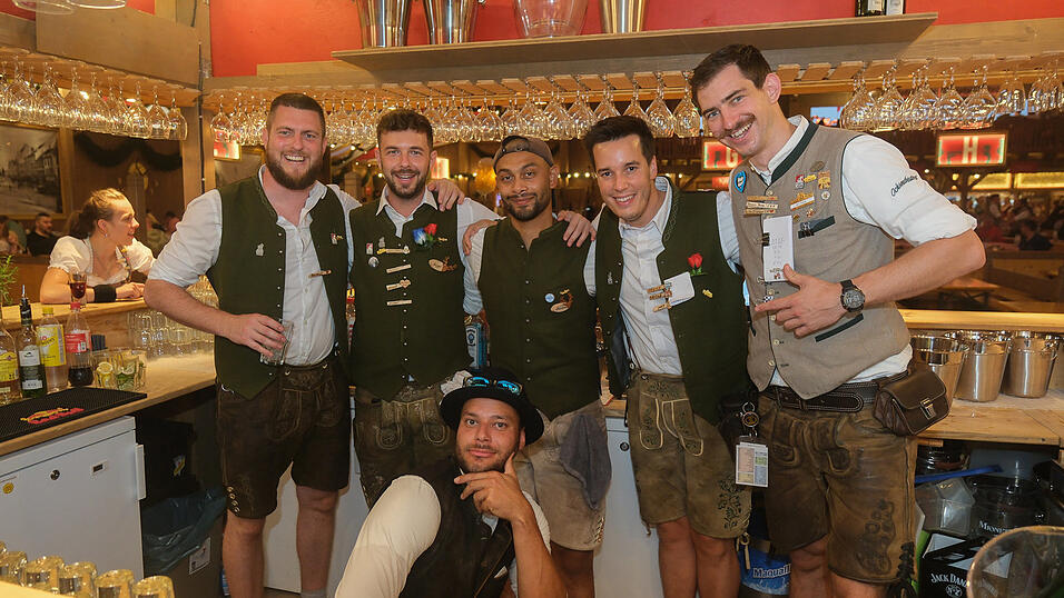 Die Partybilder vom Dienstag, 15. August 2023, aus dem Festzelt Krönner. Die Partybilder vom Dienstag, 15. August 2023, aus dem Festzelt Krönner.