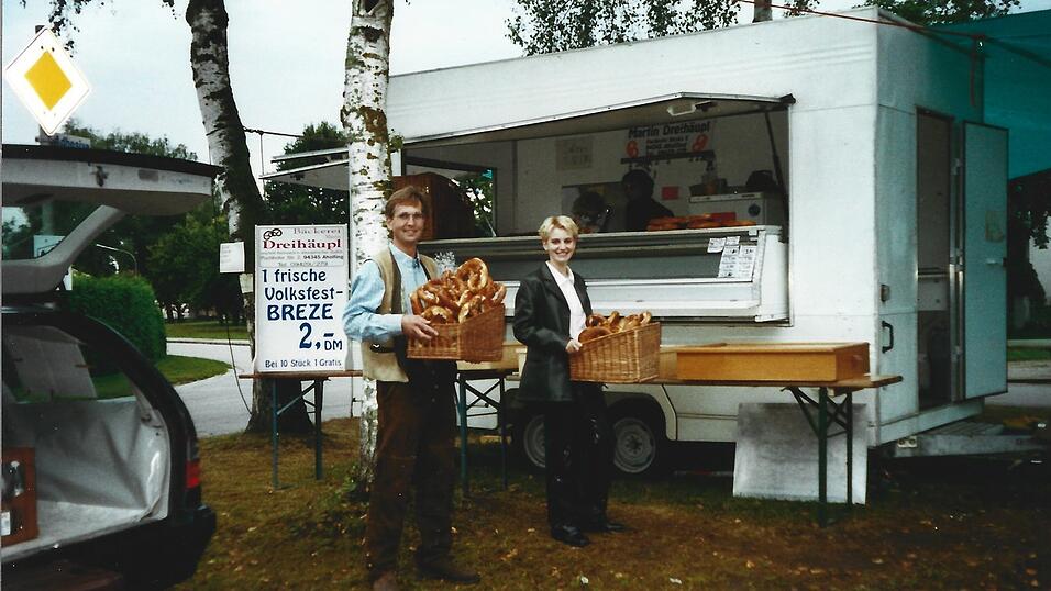 So hat Ende der 1990er Jahre alles angefangen: Mit einem Brezenstand, an dem damals eine Volksfest-Breze noch zwei Mark kostete. Auf dem Bild ist Martin Dreihäupl mit einer Verkäuferin zu sehen. So hat Ende der 1990er Jahre alles angefangen: Mit einem Brezenstand, an dem damals eine Volksfest-Breze noch zwei Mark kostete. Auf dem Bild ist Martin Dreihäupl mit einer Verkäuferin zu sehen.