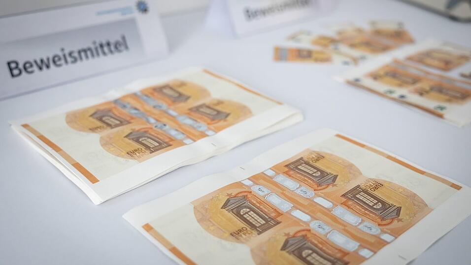 Der 50-Euro-Schein wird am h&auml;ufigsten gef&auml;lscht: 33.956 St&uuml;ck z&auml;hlte die Bundesbank in Deutschland im Jahr 2025. Das war fast die H&auml;lfte aller Euro-Bl&uuml;ten hierzulande. (Archivbild)