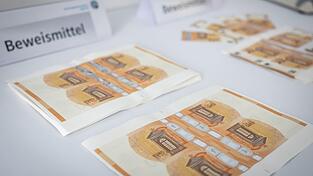 Der 50-Euro-Schein wird am häufigsten gefälscht: 33.956 Stück zählte die Bundesbank in Deutschland im Jahr 2025. Das war fast die Hälfte aller Euro-Blüten hierzulande. (Archivbild) Der 50-Euro-Schein wird am häufigsten gefälscht: 33.956 Stück zählte die Bundesbank in Deutschland im Jahr 2025. Das war fast die Hälfte aller Euro-Blüten hierzulande. (Archivbild)