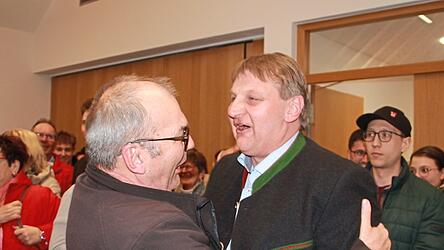 Der Stra&szlig;kirchner Wahlsieger Andreas Dengler (vorne, r.) nahm Gl&uuml;ckw&uuml;nsche der Gratulanten entgegen.