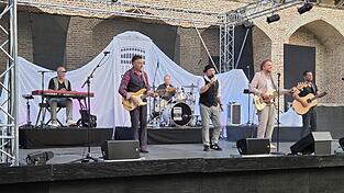 Die sechsk&ouml;pfige Formation der I Dolci Signori um Frontmann Rocky Verardo (Dritter von rechts) erf&uuml;llte am Dienstagabend im ausverkauften Prantlgarten wieder alle W&uuml;nsche der Italo-Pop-Fans.