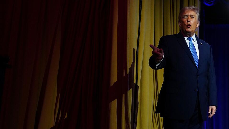 Trump sieht die Schuld f&uuml;r den Angriff auf das Frachtschiff beim Iran - und spricht von einem Versto&szlig; gegen die vereinbarte Waffenruhe.