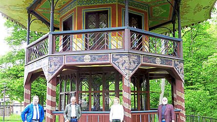 Bürgermeister Jürgen Sommer, dritter Bürgermeister Christian Blüml, Restauratorin Karin Martinitz und Peter Einhell vom Förderverein (v.l.).