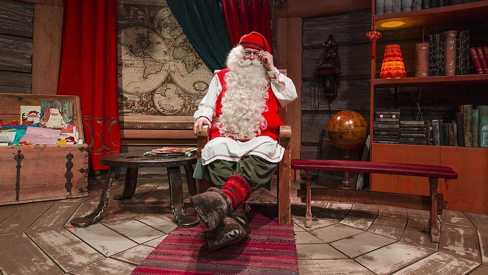 Der Weihnachtsmann in seinem Büro in Rovaniemi: Hier empfängt er seine Besucher aus der ganzen Welt. Der Weihnachtsmann in seinem Büro in Rovaniemi: Hier empfängt er seine Besucher aus der ganzen Welt.
