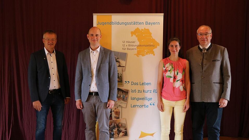 'Das Leben ist zu kurz für langweilige Lernorte', heißt es auf dem Banner der Jugendbildungsstätte Waldmünchen. Dieses Motto vertritt Johannes Himmelhuber (Zweiter von links) voll und ganz. Bürgermeister Markus Ackermann (von links), Landessekretärin des CAJ-Land Bayerns, Corinna Scheibenzuber, und Bezirkstagspräsident Franz Löffler gratulierten ihm am Freitag zum 35-jährigen Bestehen der Einrichtung. 'Das Leben ist zu kurz für langweilige Lernorte', heißt es auf dem Banner der Jugendbildungsstätte Waldmünchen. Dieses Motto vertritt Johannes Himmelhuber (Zweiter von links) voll und ganz. Bürgermeister Markus Ackermann (von links), Landessekretärin des CAJ-Land Bayerns, Corinna Scheibenzuber, und Bezirkstagspräsident Franz Löffler gratulierten ihm am Freitag zum 35-jährigen Bestehen der Einrichtung.