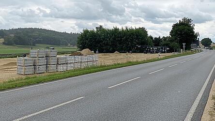 Auf der Staatsstraße 2615 soll eine Linksabbiegespur entstehen. Die Erdarbeiten auf der Fläche sind bereits fortgeschritten.