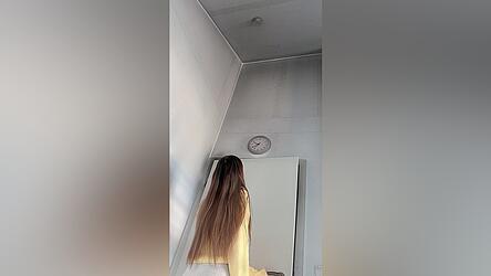 Die Wände in ihrem Zimmer sind vom Ruß verfärbt.