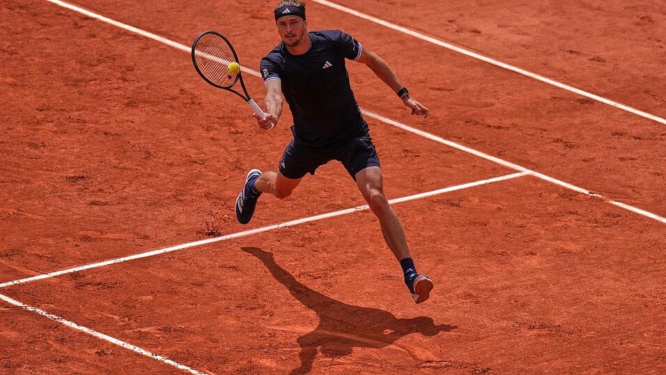 Alexander Zverev bei einem Netzangriff im Halbfinale der French Open.