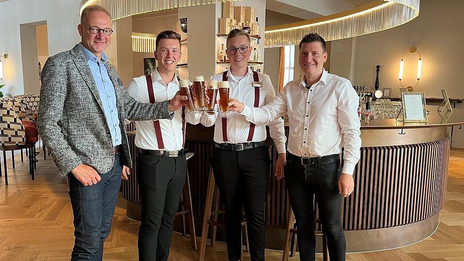 Haben allen Grund zum Feiern (v.l.): Asam Hotel-Chef Florian Medek, die frischgebackenen Restaurant-Fachm&auml;nner Felix Grem und Oliver Rackl mit Markus Kerscher, Gastronomieleiter und Ausbilder.