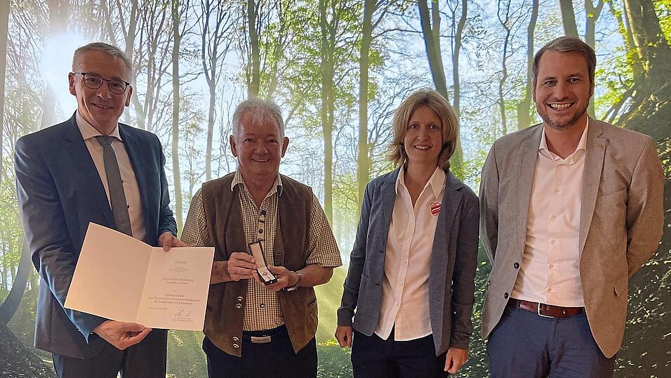 Landrat Werner Bumeder (v.l.) &uuml;berreichte Franz Holzmeier vom FSV Landau das 'Ehrenzeichen des bayerischen Ministerpr&auml;sidenten'. Vorgeschlagen daf&uuml;r hatte ihn Melanie Fr&ouml;schl, Schriftf&uuml;hrerin und Ehrenamtsbeauftragte beim FSV. Auch B&uuml;rgermeister Matthias Kohlmayer gratulierte.
