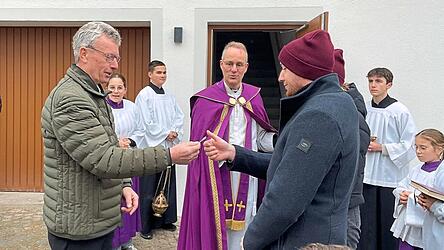 Vertreter der Landjugend erhielten den Schl&uuml;ssel zu den neuen R&auml;umlichkeiten.