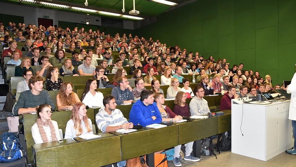 Laut dem Professor wird jeder zweite Platz am Ende des Studiums nicht mehr besetzt sein. Laut dem Professor wird jeder zweite Platz am Ende des Studiums nicht mehr besetzt sein.