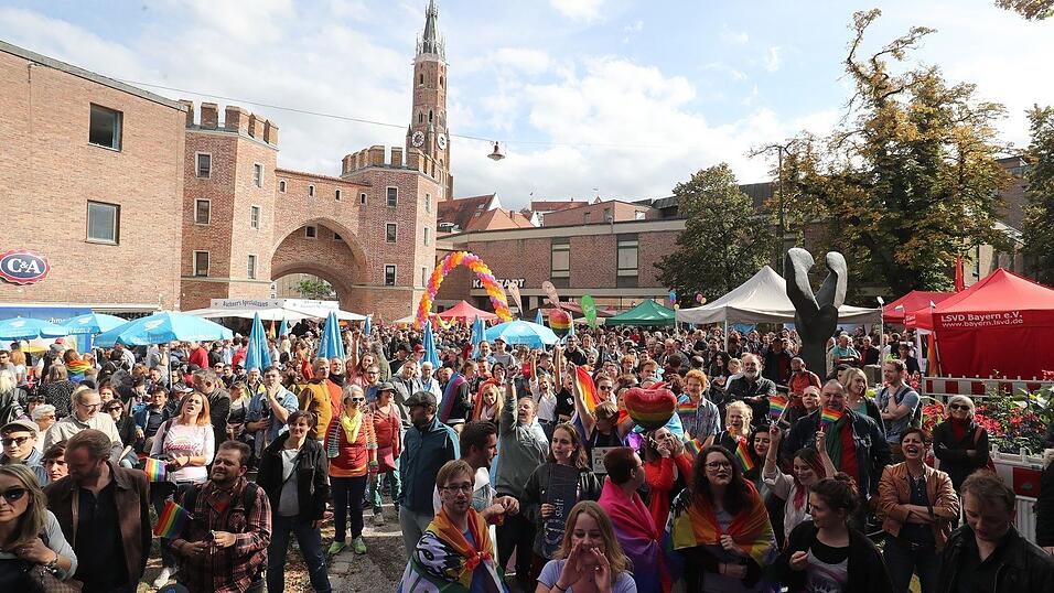 Knapp 2.000 Teilnehmer feierten am Samstag in Landhut den ersten Christopher-Street-Day Niederbayerns.