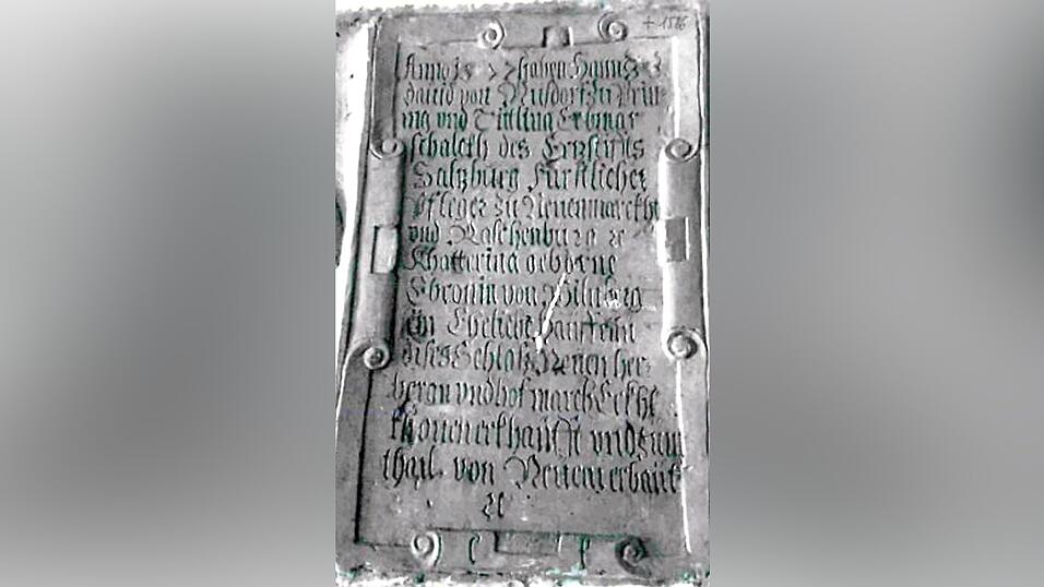 Inschriftentafel im Schloss Egglkofen &uuml;ber den Verkauf des Schlosses Neuenherberg am 26. September 1577 von den Adeligen der K&ouml;nigsfeld an Hans David von Nu&szlig;dorf. Das Schloss geh&ouml;rt mittlerweile der Graf von Montgelas-Stiftung.