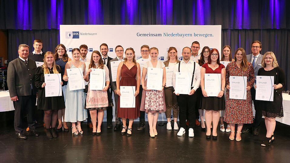 Die erfolgreichen Fortbildungsabsolventen aus Stadt und Landkreis Landshut zusammen mit IHK-Vizepräsident Hans Graf (hinten rechts) und Staatsminister Christian Bernreiter. Die erfolgreichen Fortbildungsabsolventen aus Stadt und Landkreis Landshut zusammen mit IHK-Vizepräsident Hans Graf (hinten rechts) und Staatsminister Christian Bernreiter.