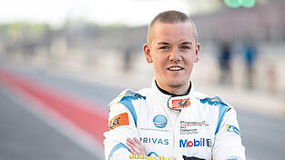 Das Team ist 2025 ein neues, das Auto, zumindest vom Modell her, das gleiche: Mit dem Porsche 992 GT3 Cup des italienischen Target-Rennstalls geht der Mitterfelser Alex Tauscher in dieser Saison auf Rennstrecken in ganz Europa auf die Jagd nach Siegen im Carrera Cup. Das Team ist 2025 ein neues, das Auto, zumindest vom Modell her, das gleiche: Mit dem Porsche 992 GT3 Cup des italienischen Target-Rennstalls geht der Mitterfelser Alex Tauscher in dieser Saison auf Rennstrecken in ganz Europa auf die Jagd nach Siegen im Carrera Cup.