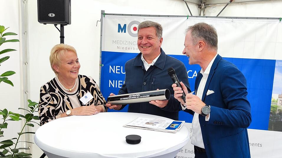 Beatrix Kramlinger (links) und Mario Müller (rechts) von der Unternehmensgruppe Stoffel übergeben Staatsminister Christian Bernreiter die Zeitkapsel. Beatrix Kramlinger (links) und Mario Müller (rechts) von der Unternehmensgruppe Stoffel übergeben Staatsminister Christian Bernreiter die Zeitkapsel.
