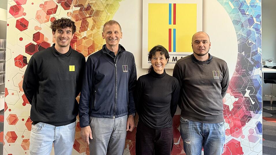 Freuen sich &uuml;ber das Firmenjubil&auml;um (v.l..): Philipp Hartmann, Heinrich und Karin Hartmann und Marcus Schmidt.