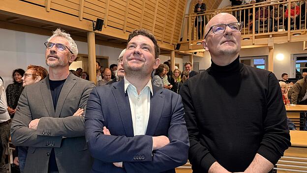 Duell um das Rathaus: Christoph Rabl (links) und Thomas Haslinger (Mitte) verfolgen die Ausz&auml;hlung mit Oberb&uuml;rgermeister Alexander Putz. Beide stehen sich am 22. M&auml;rz in der Stichwahl um dessen Nachfolge gegen&uuml;ber.