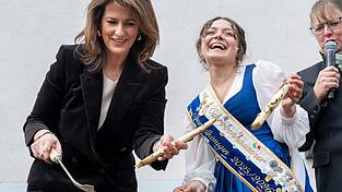 Michaela Kaniber, (l, CSU) Staatsministerin f&uuml;r Ern&auml;hrung, Landwirtschaft und Forsten, und Franziska Schweiger, amtierende Spargelk&ouml;nigin 2025/2026, er&ouml;ffnen auf dem Viktualienmarkt die Spargelsaison.