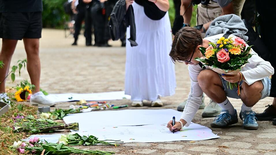 Trauer und Tränen in Berlin nach dem Anschlag auf den CSD. Trauer und Tränen in Berlin nach dem Anschlag auf den CSD.