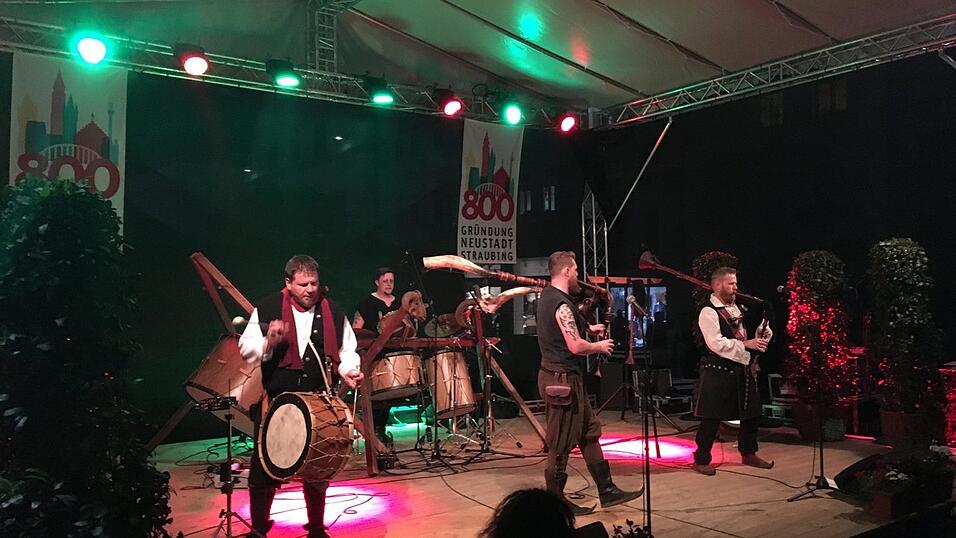 Der Straubinger Stadtplatz wird am Wochenende ganz in mittelalterliches Flair getaucht. Die schönsten Schnappschüsse haben wir für Sie zusammengestellt. Der Straubinger Stadtplatz wird am Wochenende ganz in mittelalterliches Flair getaucht. Die schönsten Schnappschüsse haben wir für Sie zusammengestellt.