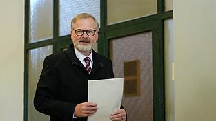 Der tschechische Regierungschef Petr Fiala gibt seine Stimme bei den Parlamentswahlen in einem Wahllokal ab. Nach der Niederlage seiner liberalkonservativen Koalition hat sein Kabinett nun seinen Rücktritt erklärt. (Archivbild) Der tschechische Regierungschef Petr Fiala gibt seine Stimme bei den Parlamentswahlen in einem Wahllokal ab. Nach der Niederlage seiner liberalkonservativen Koalition hat sein Kabinett nun seinen Rücktritt erklärt. (Archivbild)
