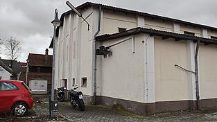 Hinter dem Festsaal ging es mit der Rodung von B&uuml;schen schon los: Die Sanierung des B&uuml;rgersaals wirft ihre Schatten voraus.