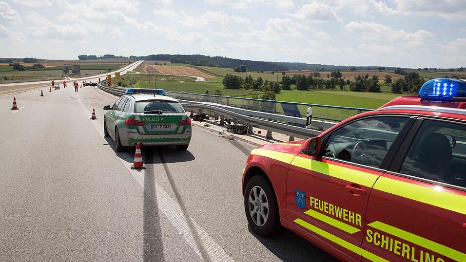 Horror-Unfall am Sonntag auf der B15 neu bei Neufahrn im Landkreis Landshut. Ein 26-jähriger Mann wurde dabei lebensgefährlich verletzt.