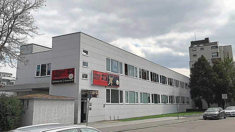 Das 6.000 Quadratmeter große Grundstück an der Ecke Hochweg/Dornierstraße im Stadtwesten soll ein völlig neues Gesicht bekommen. Die bestehenden Gebäude werden abgerissen, es entstehen 75 Wohneinheiten plus Nahversorgungszentrum, Büros und Kita. Das 6.000 Quadratmeter große Grundstück an der Ecke Hochweg/Dornierstraße im Stadtwesten soll ein völlig neues Gesicht bekommen. Die bestehenden Gebäude werden abgerissen, es entstehen 75 Wohneinheiten plus Nahversorgungszentrum, Büros und Kita.