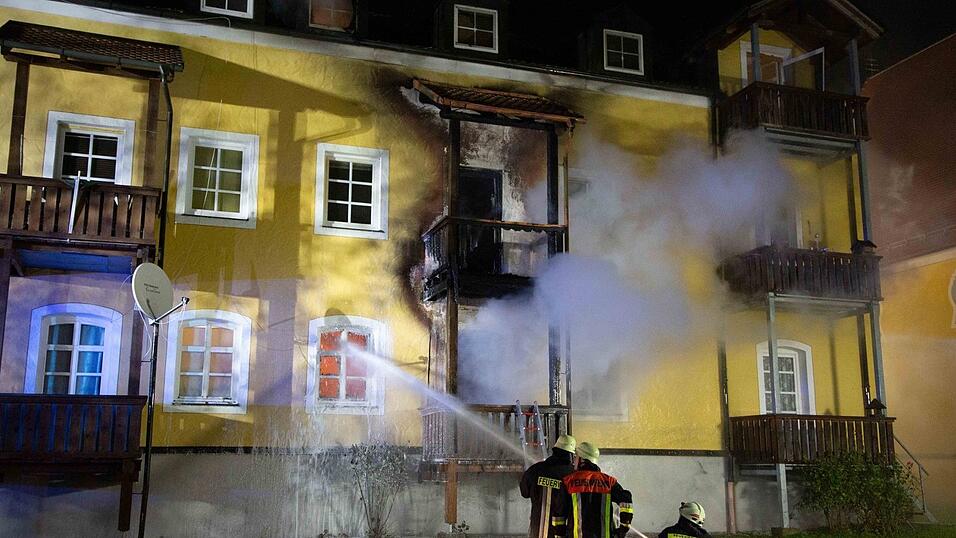 Beim Brand eines Mehrfamilienhaus in Reisbach sind in der Nacht auf Samstag vier Menschen ums Leben gekommen. Mindestens 20 weitere wurden verletzt. Beim Brand eines Mehrfamilienhaus in Reisbach sind in der Nacht auf Samstag vier Menschen ums Leben gekommen. Mindestens 20 weitere wurden verletzt.