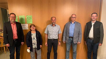 Die neu gew&auml;hlte Vorstandschaft des Partnerschaftsvereins Mallersdorf-Pfaffenberg: von links B&uuml;rgermeister Dobmeier, Schatzmeisterin Petra Wirth, Pr&auml;sident Josef Bauer, Vizepr&auml;sident Markus Wargitsch und Schriftf&uuml;hrer Martin Kreutz