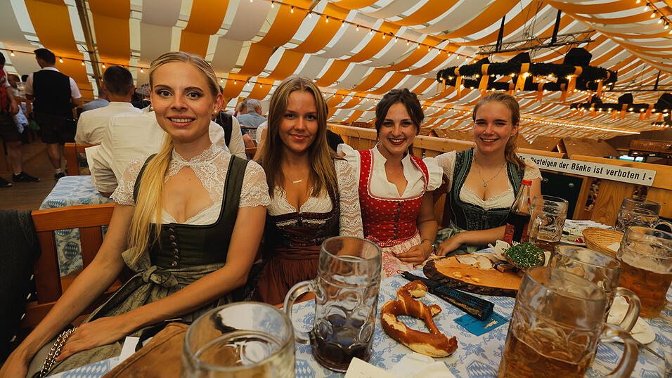 Die Partybilder vom Dienstag, 13. August 2024, aus dem Festzelt Nothaft. Die Partybilder vom Dienstag, 13. August 2024, aus dem Festzelt Nothaft.