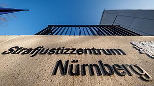 Wegen eines Mordes im Alter von 15 Jahren ist ein junger Mann in Nürnberg zu neuneinhalb Jahren Jugendstrafe verurteilt worden. (Symbolbild) Wegen eines Mordes im Alter von 15 Jahren ist ein junger Mann in Nürnberg zu neuneinhalb Jahren Jugendstrafe verurteilt worden. (Symbolbild)