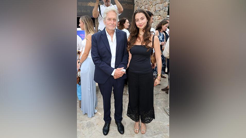 Der Hollywood-Star Michael Douglas mit seiner Tochter Carys Zeta Douglas auf Mallorca. Der Hollywood-Star Michael Douglas mit seiner Tochter Carys Zeta Douglas auf Mallorca.