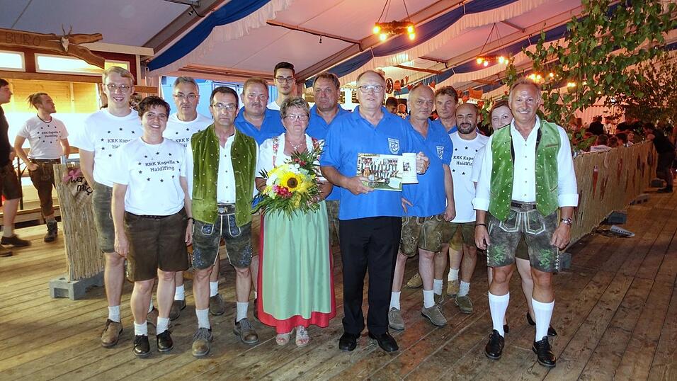 Annemarie Mayer (mit Blumenstrau&szlig;) und Richard Mayer (r.) wurden f&uuml;r ihre Verdienste um die KRK-Kapelle geehrt.