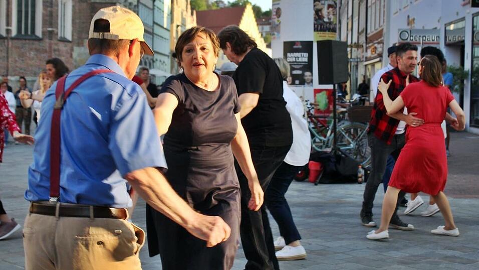 Die tanzbegeisterten Landshuterinnen und Landshuter legten eine hei&szlig;e Sohle aufs Parkett.